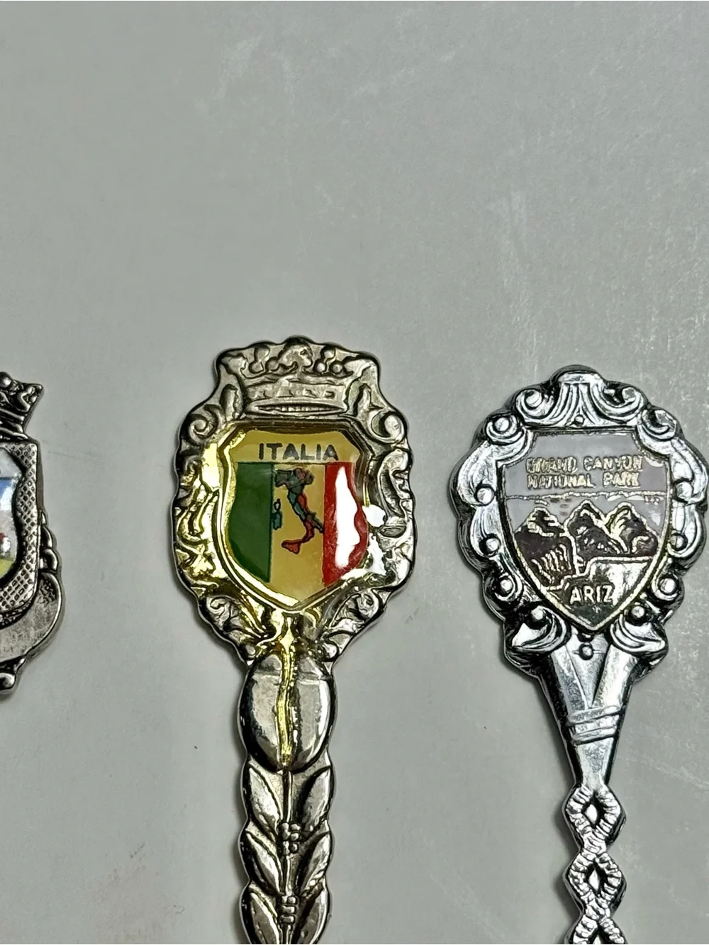 Lot of 12 Souvenir Vintage Collector Spoons With Wooden Rack Paris Italy Mexico